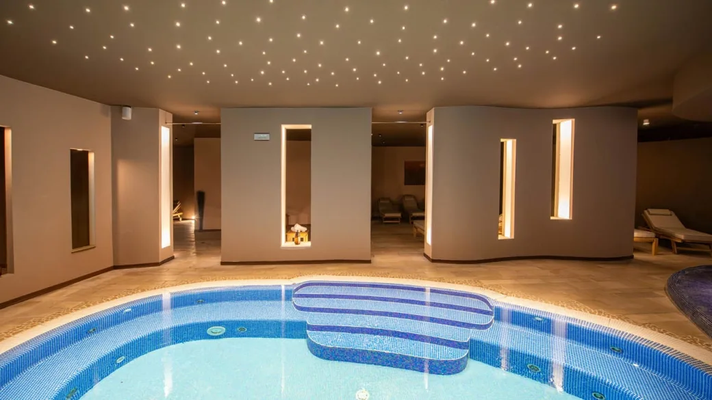 Piscina coperta della spa con soffitto a cielo stellato e luci soffuse