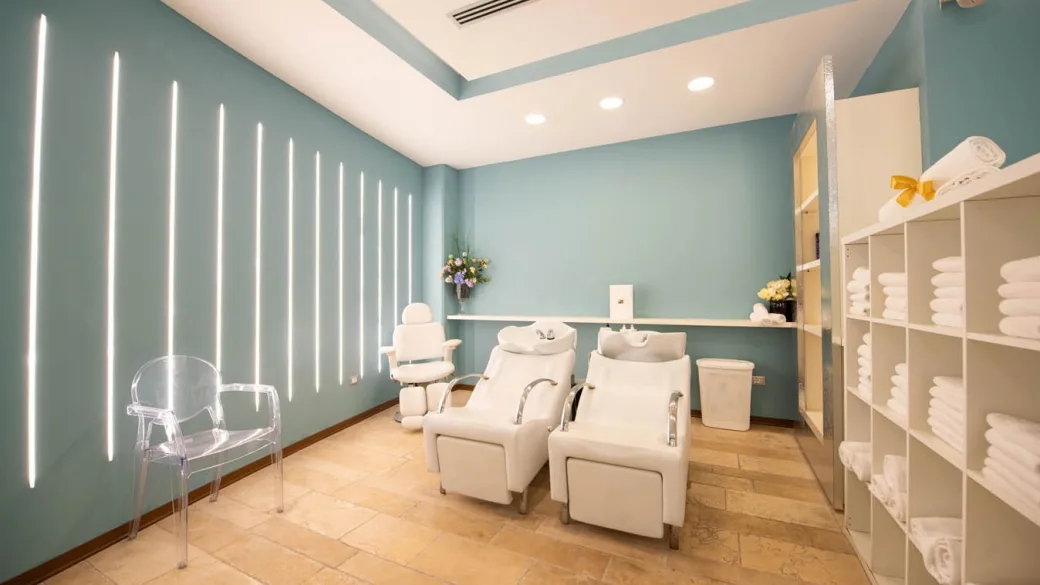 Area beauty con poltrone bianche per trattamenti e illuminazione led