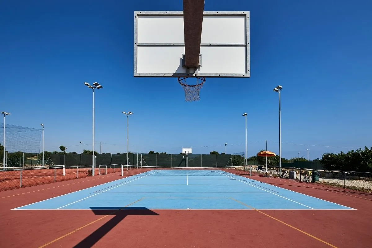 Campo da basket e tennis all'aperto con cielo azzurro