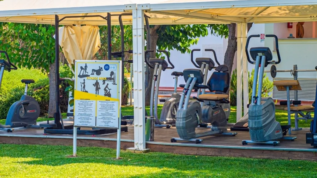 Area fitness all'aperto con cyclette e attrezzi sotto tettoia
