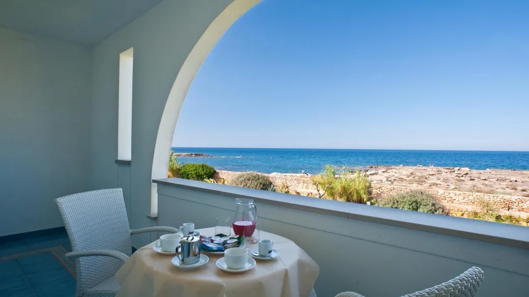 Balcone ad arco con tavolino e vista panoramica sul mare