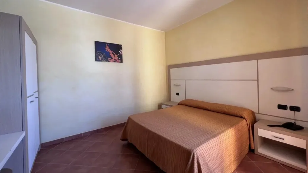 Camera matrimoniale con armadio e pareti gialle