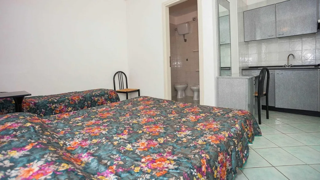 Monolocale con letto matrimoniale, angolo cottura e bagno