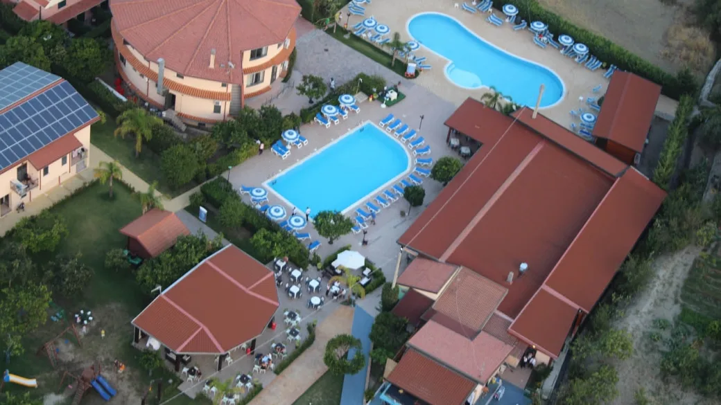 Vista aerea di due piscine tra gli edifici del villaggio