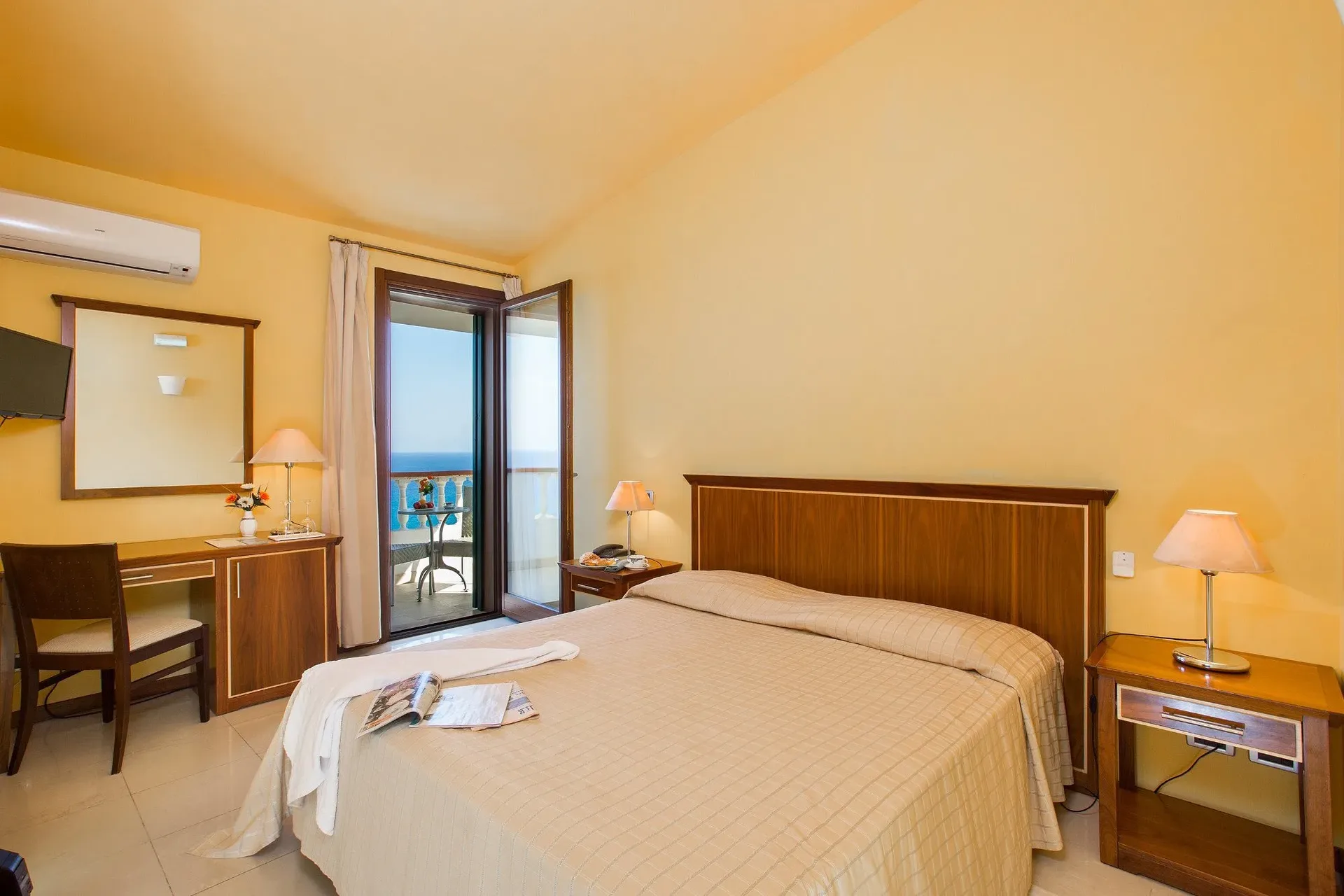 Camera con letto matrimoniale e balcone con vista mare