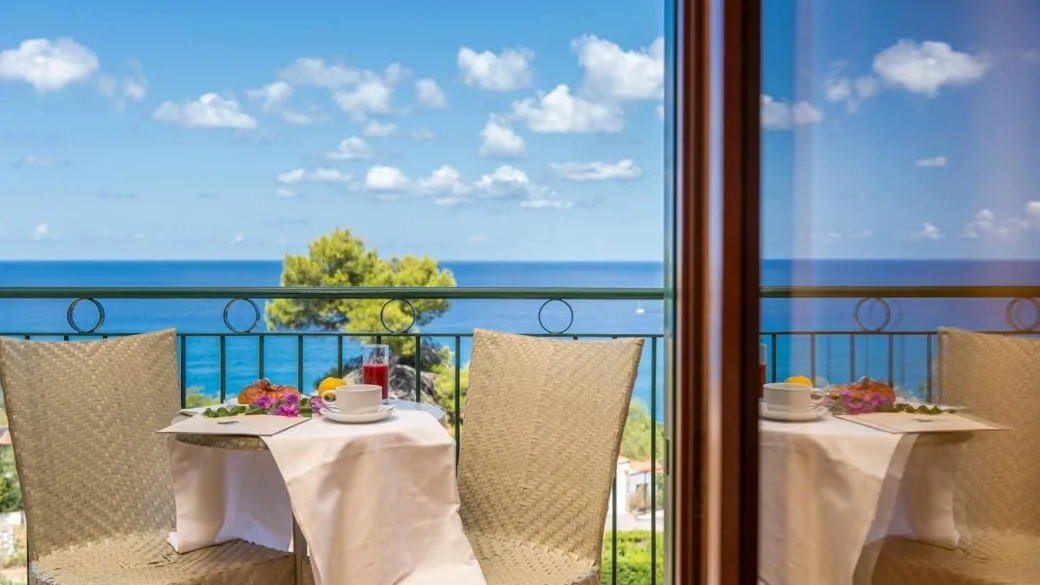 Colazione servita su balcone con vista mare panoramica