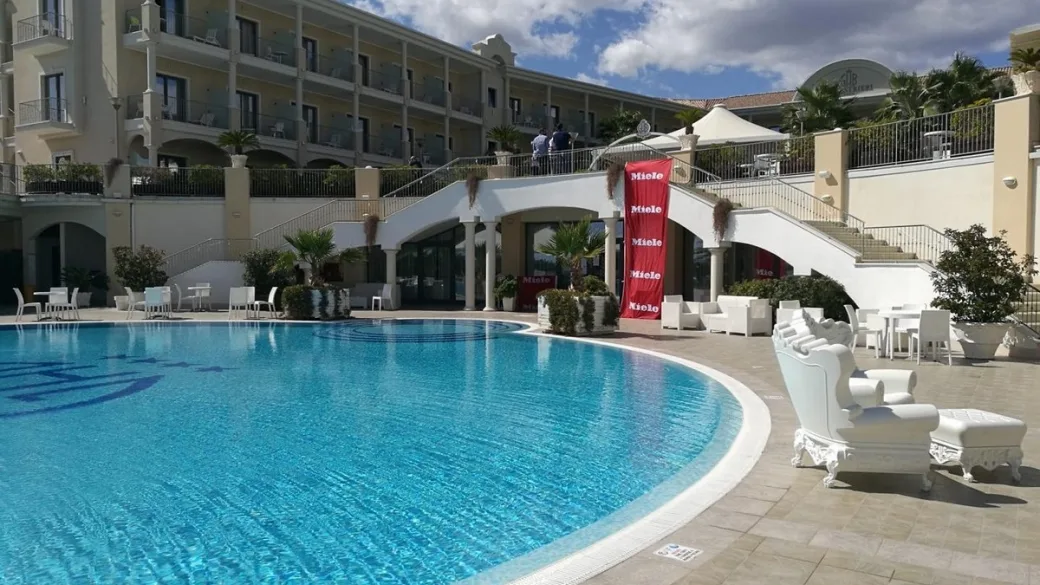 Piscina del resort con poltrona bianca decorativa e terrazza