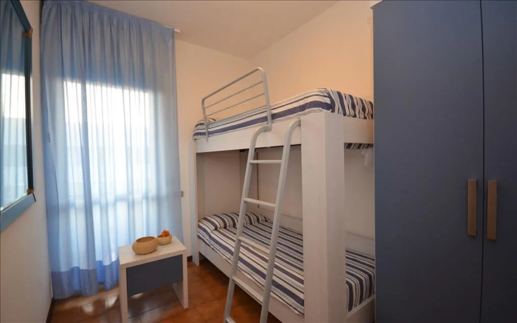 Cameretta con letto a castello e armadio blu