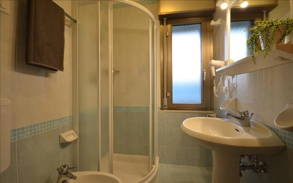 Bagno con doccia, lavabo e bidet