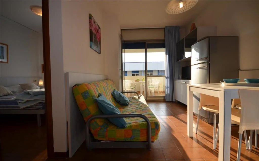 Soggiorno con divano letto e camera adiacente