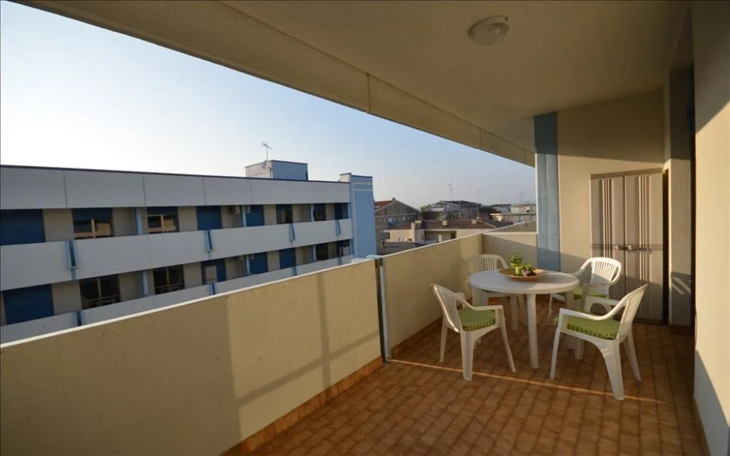 Balcone con tavolo e sedie bianche