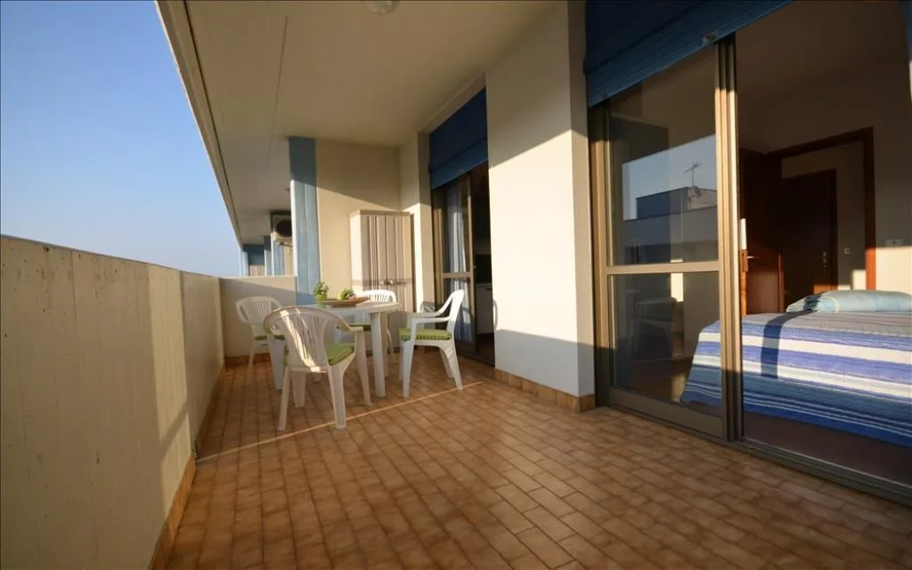 Terrazza con tavolo e sedie accanto alla camera da letto