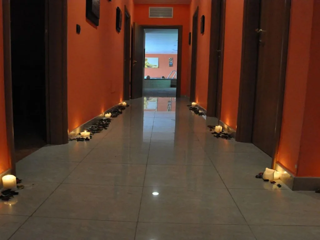 Corridoio della spa con candele e petali di rose sul pavimento