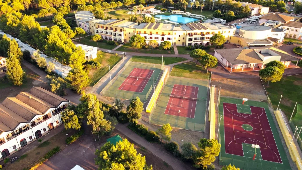 Vista aerea dei campi sportivi da tennis e basket del resort
