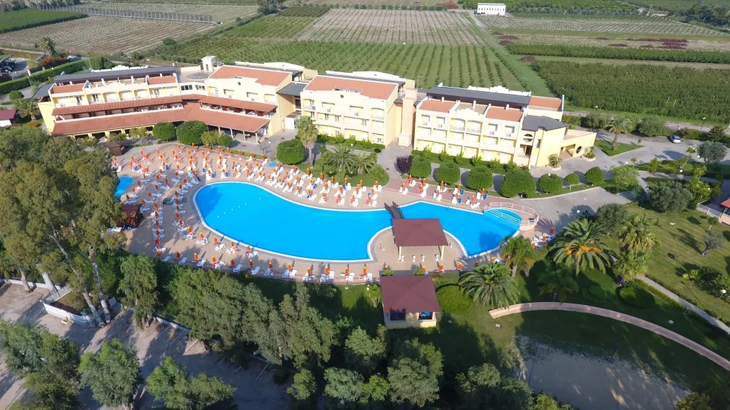 Veduta aerea del resort con grande piscina e campagna circostante
