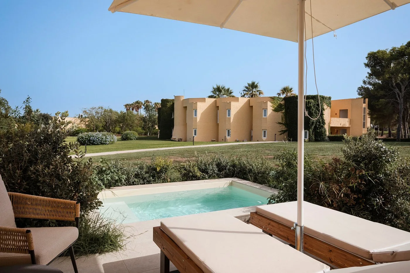 Camera con piscinetta privata esterna e vista sui giardini