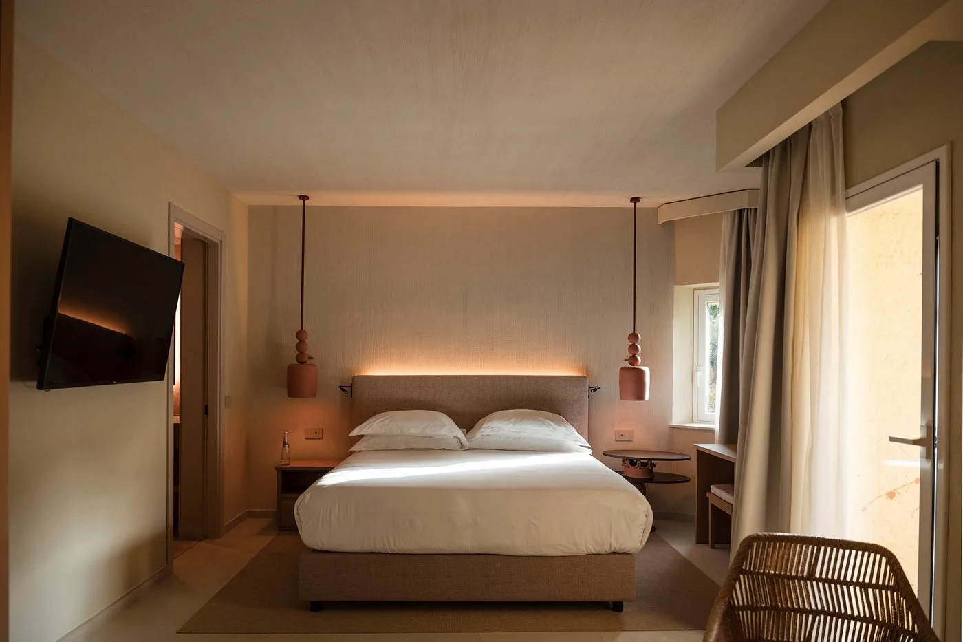 Camera accogliente con letto matrimoniale e illuminazione soffusa