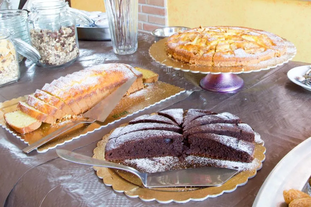 Selezione di torte fatte in casa per la colazione a buffet