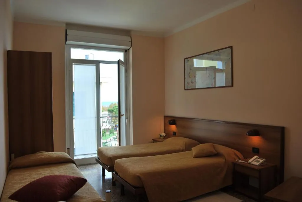 Camera tripla con letti singoli, balcone luminoso e specchio a parete