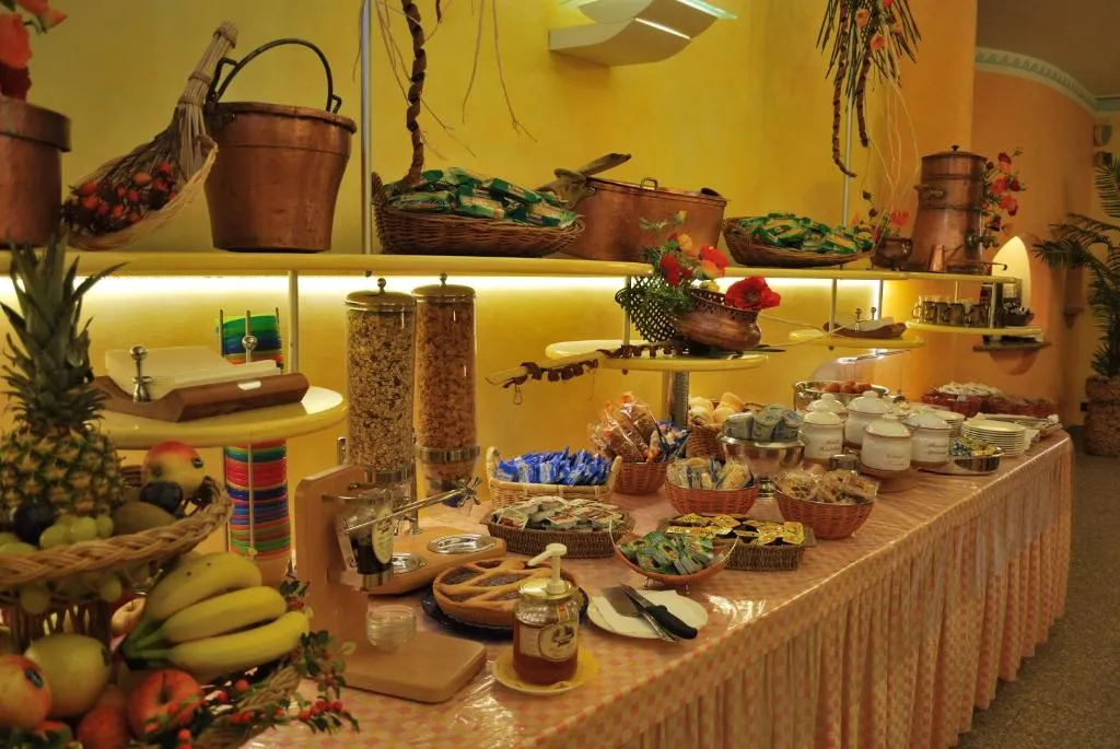 Buffet della colazione con frutta fresca, cereali, dolci e cestini di pane