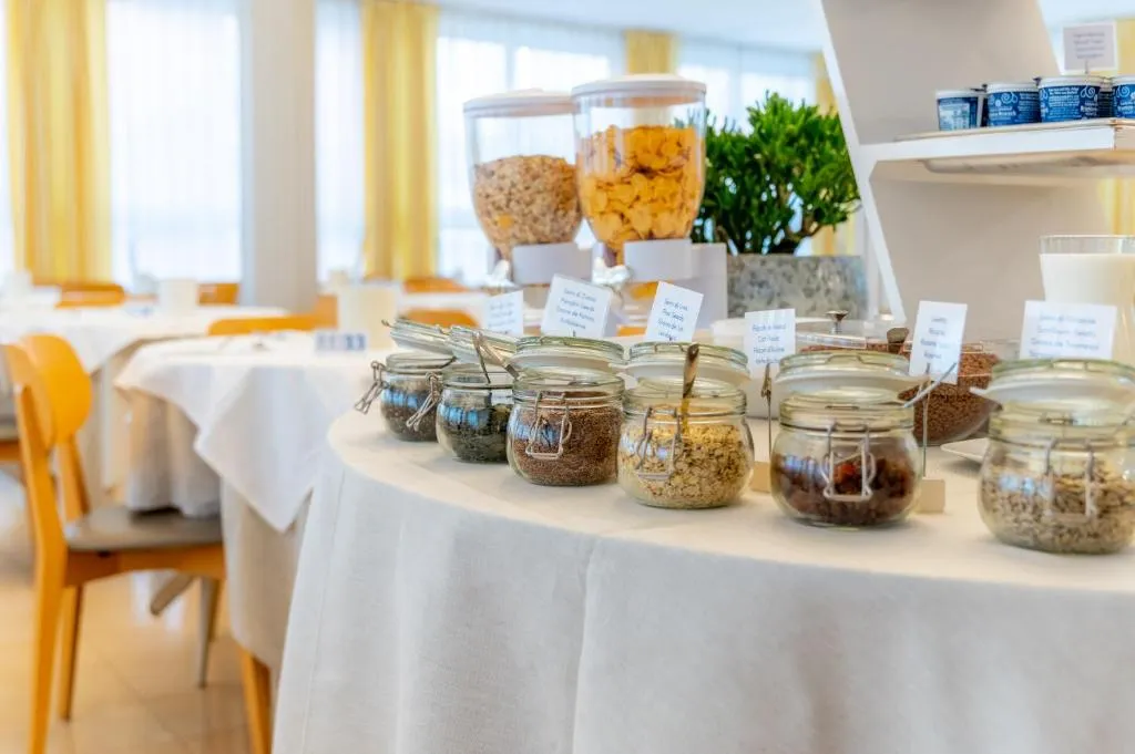 Buffet di cereali e muesli in barattoli di vetro nella sala colazione