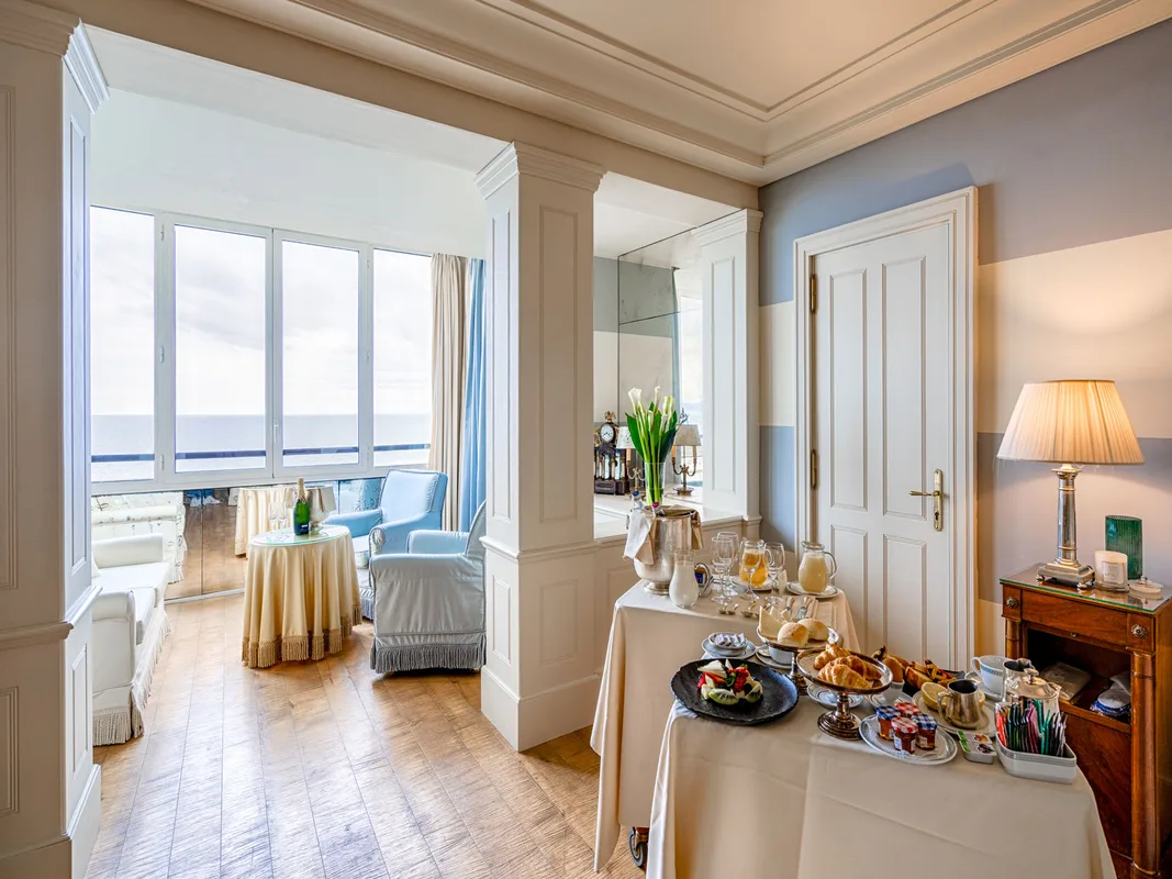 Suite luminosa con colazione servita e salottino affacciato sul mare