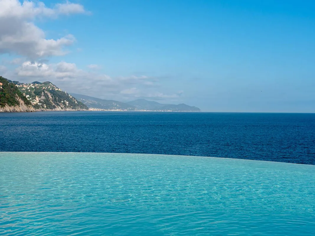 Piscina a sfioro con vista panoramica sul mare aperto e la costa