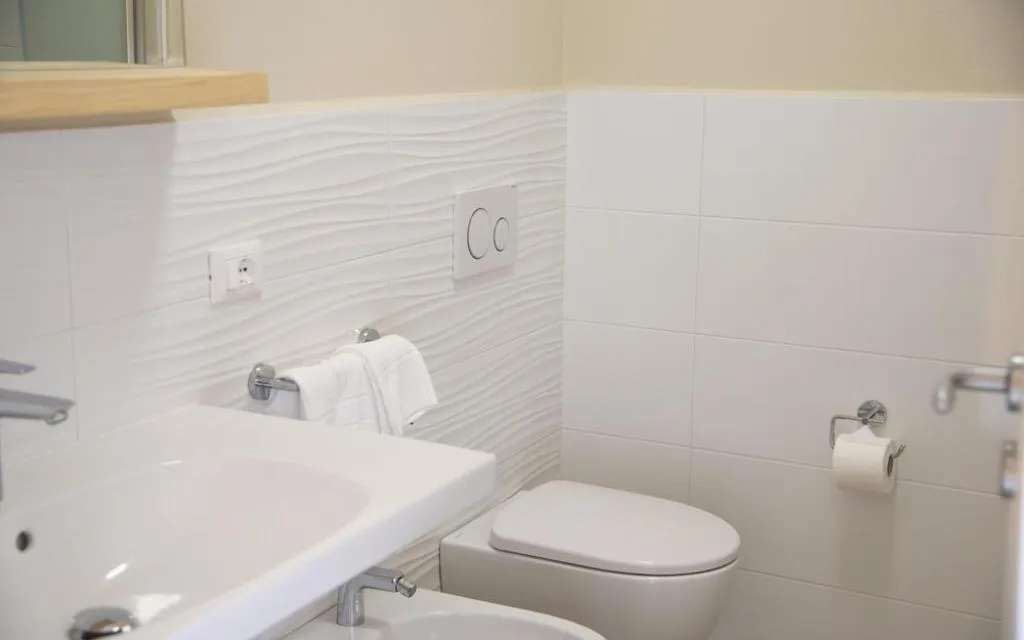Bagno moderno bianco con WC, bidet e lavabo