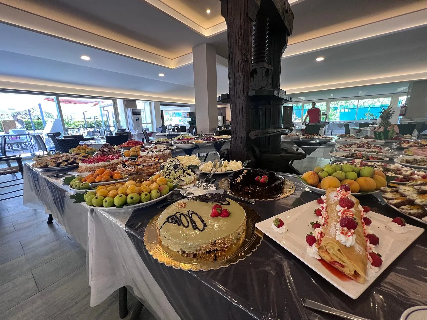 Ricco buffet di dolci e frutta nella sala ristorante