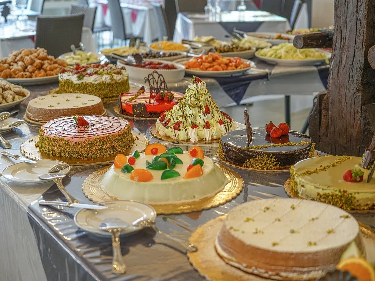 Buffet di torte e dolci variegati su tavolo del ristorante