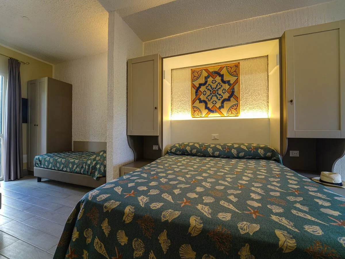 Camera con letto matrimoniale e decoro in ceramica siciliana
