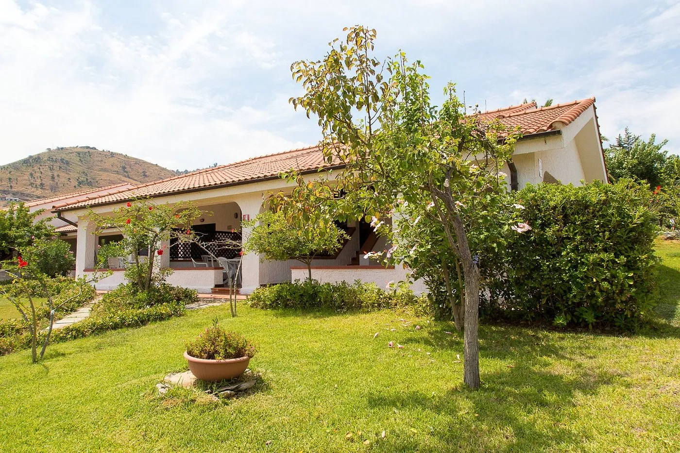 Villetta del resort con veranda immersa nel giardino fiorito
