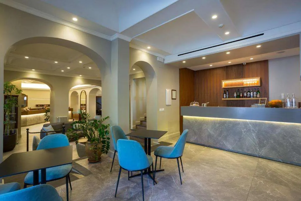 Hall moderna con reception, bar e area lounge con sedute azzurre