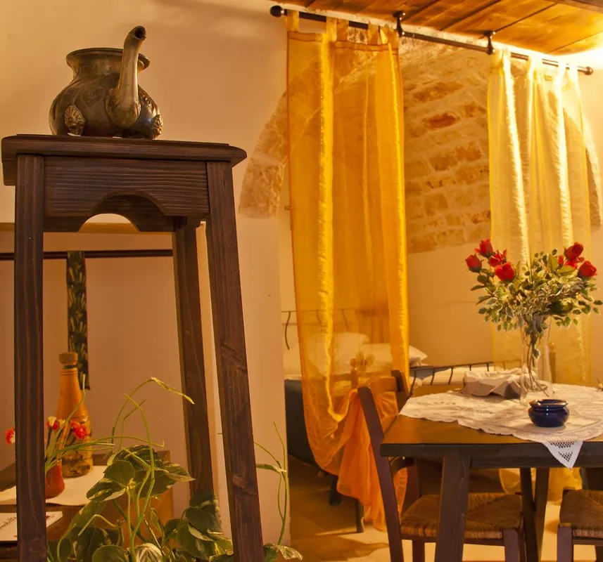 Interno rustico con tende gialle, mobili in legno e vaso di rose rosse