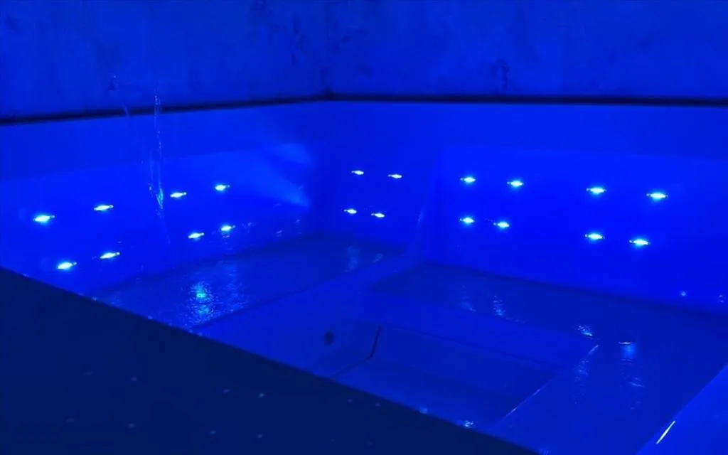 Vasca idromassaggio con illuminazione a LED blu