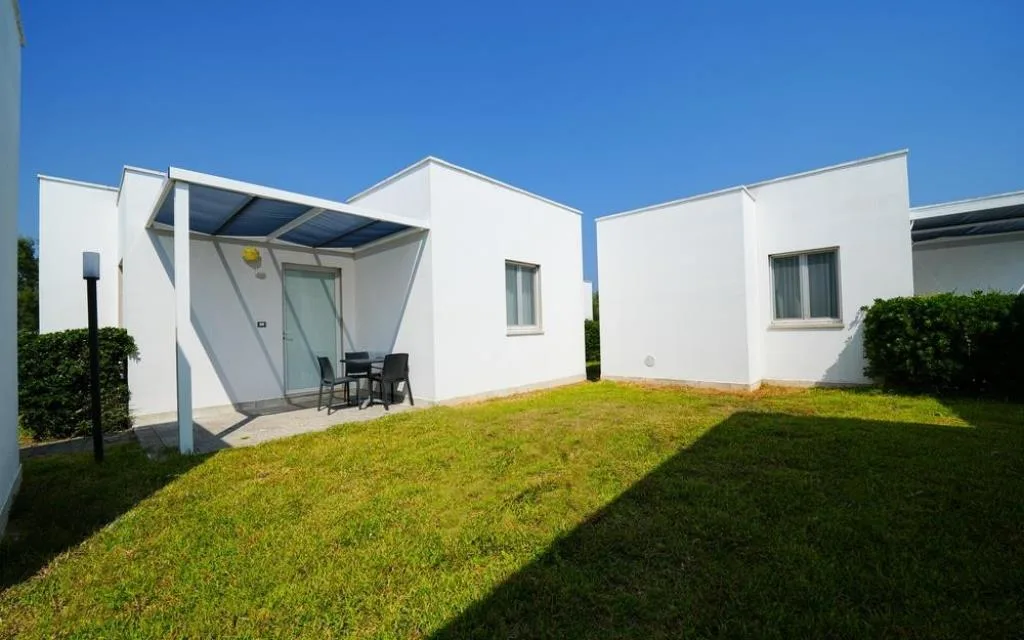 Bungalow bianchi con veranda e giardino privato