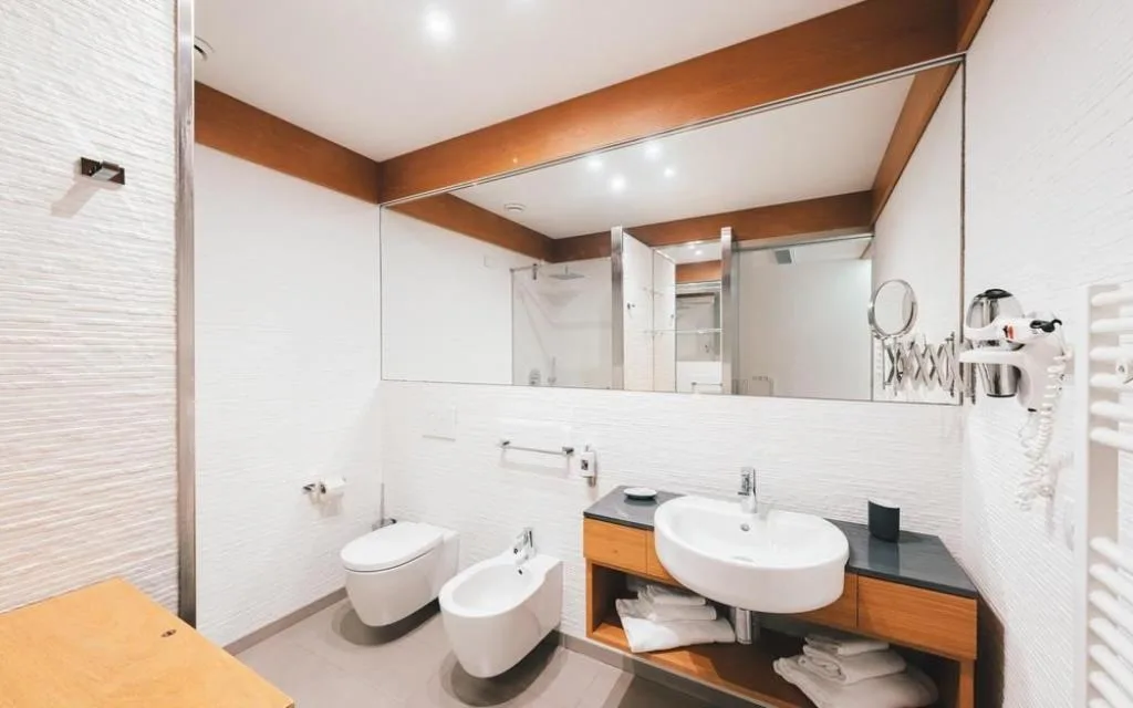 Bagno moderno con doppio lavabo, bidet e ampio specchio