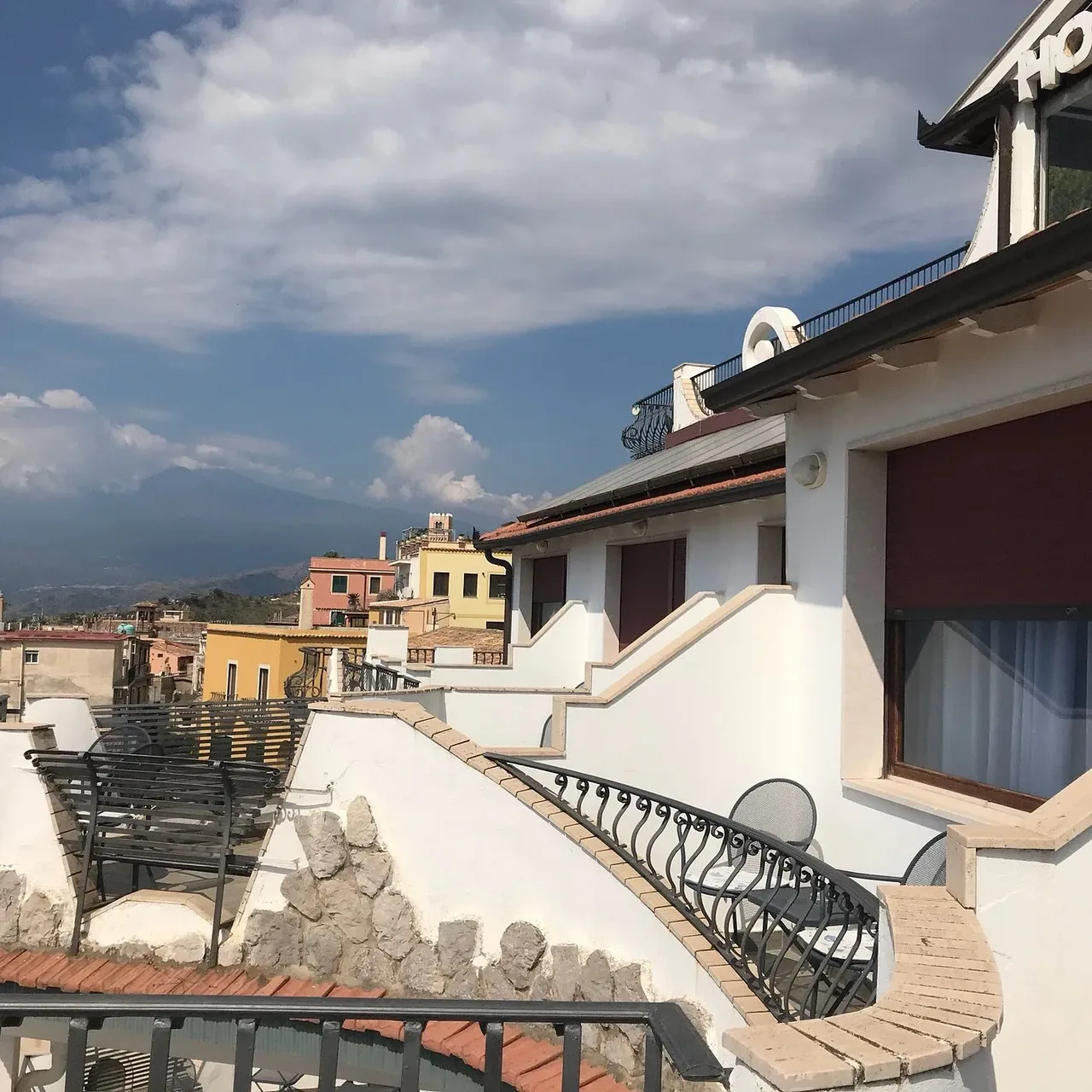Vista dalle terrazze dell'hotel sui tetti di Taormina con l'Etna sullo sfondo