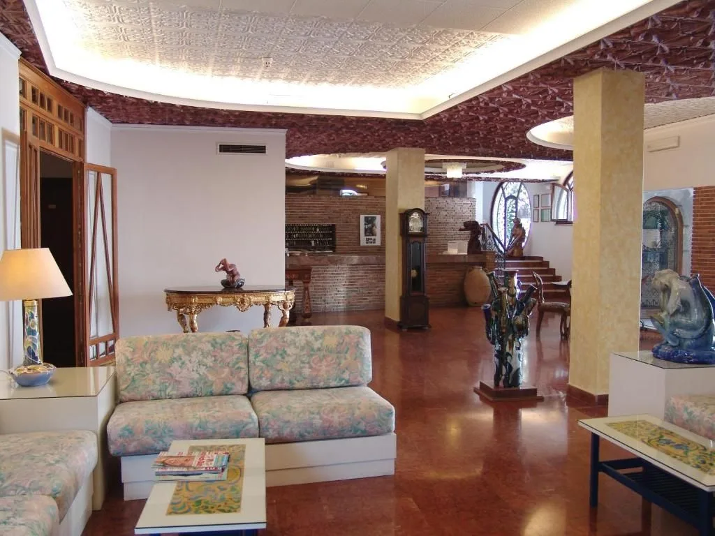 Hall dell'hotel con divani floreali, orologio a pendolo e pavimento lucido