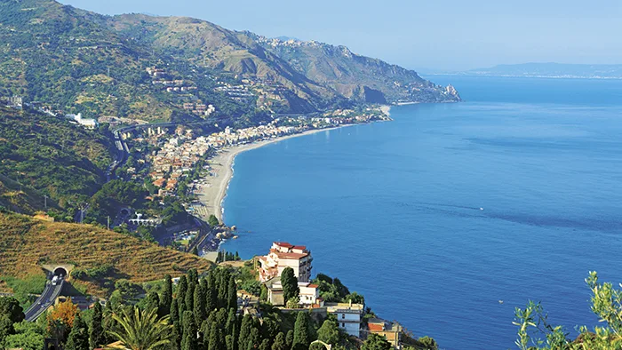 Panorama della costa siciliana con spiaggia, mare e colline