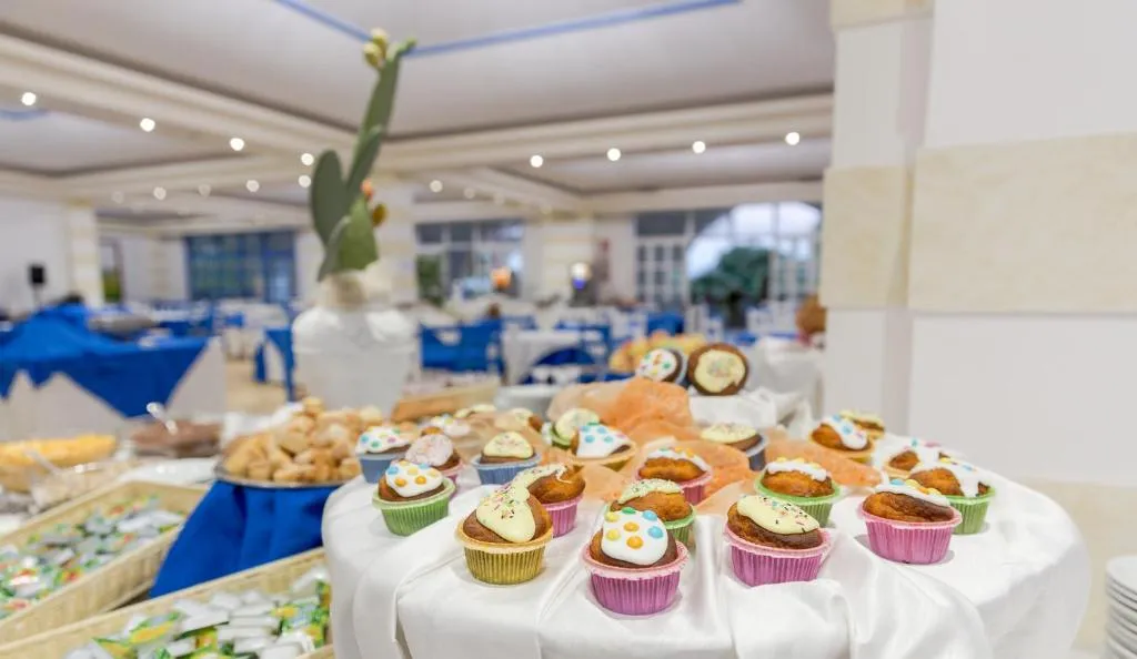 Buffet di dolci e muffin colorati nella sala ristorante dell'hotel